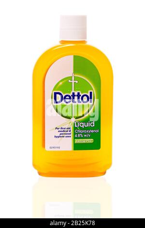 Swindon, Regno Unito - 29 febbraio 2020: Bottiglia di disinfettante Dettol su sfondo bianco. Foto Stock