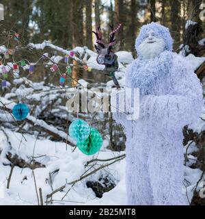 Personaggio fiaba Yeti nella foresta d'inverno. Foto fantasy all'aperto. Foto Stock