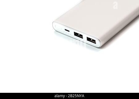 Powerbank per la ricarica di dispositivi mobili con cavo, su sfondo bianco. Batteria esterna universale per gadget. Isolare Foto Stock