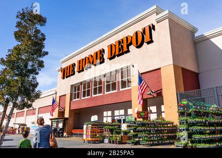 19 febbraio 2020 San Mateo / CA / USA - Persone che acquistano presso Home Depot nella zona della baia di San Francisco; Home Depot, Inc. È il più grande reta miglioramento della casa Foto Stock