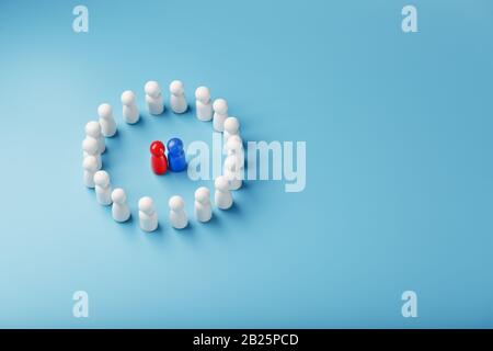 Un gruppo di persone bianche si trova attorno ai candidati per il diffusore del colore rosso blu, e ascolta il conflitto, lo showdown del leader, il d Foto Stock