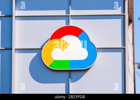 24 febbraio 2020 Sunnyvale / CA / USA - primo piano di Google Cloud simbolo visualizzato nella loro sede centrale a Silicon Valley; area della baia di San Francisco sud Foto Stock