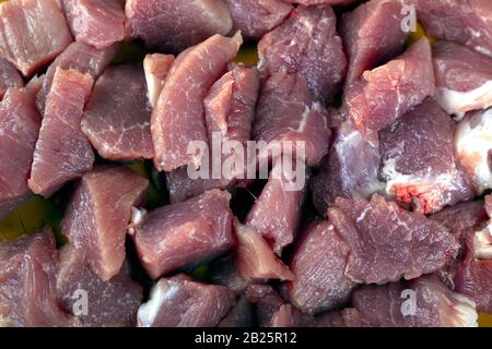 fette di carne fresca preparazione di carne macinata di maiale per la cottura vista dall'alto. Foto Stock