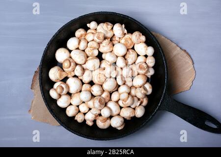 pan con champignons crudi. cucina a piatto vista dall'alto. Foto Stock