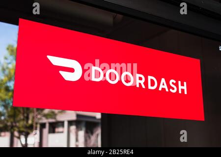 27 febbraio 2020 Santa Clara / CA / USA - primo piano del logo Doordash e del simbolo visualizzato all'ingresso di uno dei loro uffici; DoorDash Inc. È un on-de Foto Stock