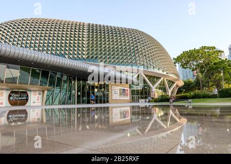 Singapore-26 FEB 2020: L'edificio Esplanade Opera. Conoscere localmente come il Hedgehog o Durian a causa della forma. Foto Stock