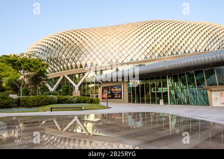 Singapore-26 FEB 2020: L'edificio Esplanade Opera. Conoscere localmente come il Hedgehog o Durian a causa della forma. Foto Stock