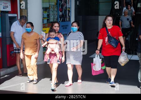 28.02.2020, Singapore, Repubblica di Singapore, Asia - le donne indossano maschere protettive per prevenire un'infezione da coronavirus pandemico. Foto Stock