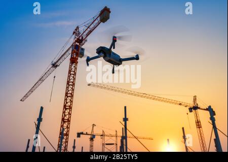 Drone su cantiere. Video sorveglianza o ispezione industriale Foto Stock