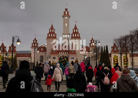 Mosca, Russia. 29th di Febbraio, 2020 Persone vanno all'entrata principale del Parco Divertimenti Dream Island, aperto di recente a Mosca, Russia. L'aspetto e' nello stile di un castello da favola simile a Disneyland. Il nuovo parco include 10 aree a tema con numerose giostre, centri commerciali pedonali, un campo da cucina e ristoranti, una sala concerti e hotel Foto Stock