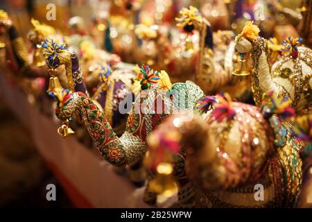 Elefanti multicolore souvenir di colori diversi con il loro tronco in su, Elephant giocattoli nel mercato indiano. GOA Foto Stock