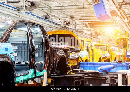 Moderna industria automobilistica di linea di produzione automatizzata di apparecchiature di produzione. Foto Stock