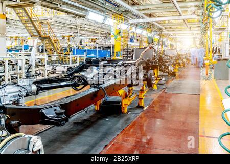 La produzione di auto linea, lavoratori qualificati lavorano tesa. Foto Stock