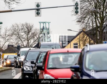 Traffico denso sul Herner Stra§e, a Bochum Riemke, torre tortuosa del museo minerario, Germania Foto Stock