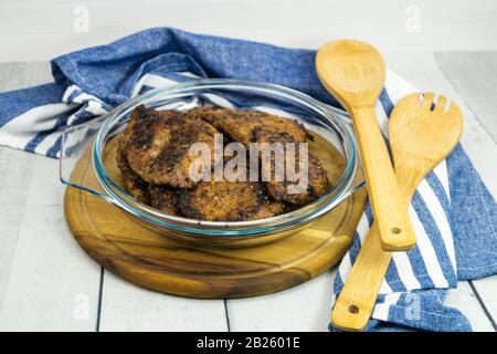 Rosted vitelli di fegato con cipolle purè di patate e salsa di mele Foto Stock