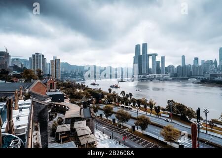 Una vista dall'alto del Fiume Yangtze e degli edifici su entrambe le sponde, Chongqing, Cina. Foto Stock