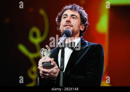 Berlino, Germania. 29th Feb, 2020. L'attore Elio Germano del film 'Hidden Away' parla dopo aver ricevuto l'orso d'argento per il miglior attore durante la cerimonia di premiazione del 70th Berlin International Film Festival a Berlino, capitale della Germania, 29 febbraio 2020. Credito: Shan Yuqi/Xinhua/Alamy Live News Foto Stock