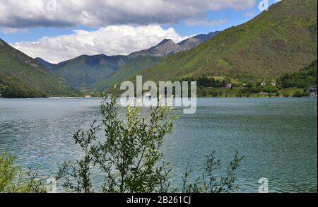 Ledro è un piccolo lago del Trentino situato a 650 metri di altezza, che nasce da una barriera morenica risalente alla quarta età glaciale Foto Stock