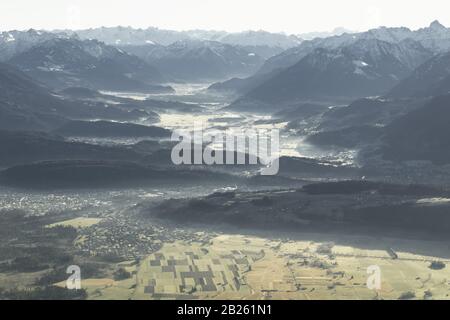 Vista aerea sulle montagne austriache e sulla città di Feldkirch Foto Stock