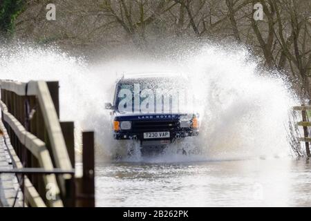 Lacock, Wiltshire, Regno Unito. 1st Mar, 2020. Il fiume Avon a Lacock ha fatto esplodere le sue rive e ha inondato la strada fuori dal villaggio. Segnaletica stradale chiusa sono sul posto, anche se alcuni conducenti sono ancora in corso attraverso l'acqua. Credit: Sig. Standfast/Alamy Live News Foto Stock