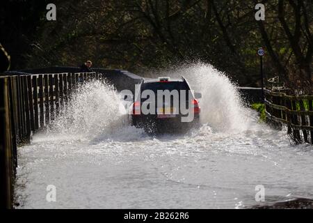 Lacock, Wiltshire, Regno Unito. 1st Mar, 2020. Il fiume Avon a Lacock ha fatto esplodere le sue rive e ha inondato la strada fuori dal villaggio. Segnaletica stradale chiusa sono sul posto, anche se alcuni conducenti sono ancora in corso attraverso l'acqua. Credit: Sig. Standfast/Alamy Live News Foto Stock