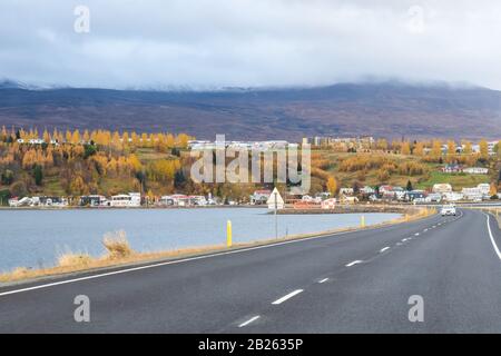 Akureyri più grande città del nord dell'Islanda strada argine attraversamento fiordo Foto Stock