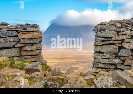 Il castello di Borgarvirki in Islanda si affaccia attraverso le antiche mura verso la valle e la montagna successiva Foto Stock