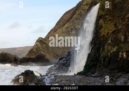 Cascata che si schianta su Tresaith Beach Ceredigion Wales Cymru UK Foto Stock