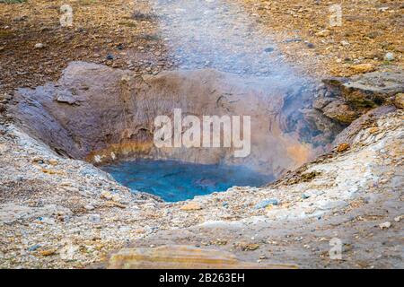 Geysir Golden Circle in Islanda piccolo Geysir profondo blu e bollente, fratello dello Strokkur Foto Stock