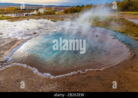 Geysir Golden Circle in Islanda acque blu profonde in piscina geotermica fumante crosta calda salata piscina Blesi Foto Stock