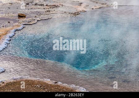 Geysir Golden Circle in Islanda acque blu profonde in piscina geotermica bollente Foto Stock