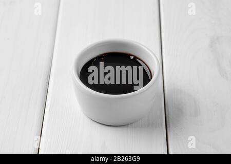 Salsa di soia in barca con sugo di ceramica Foto Stock