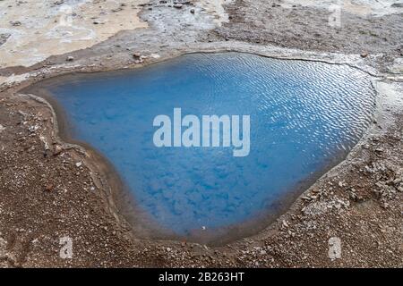 Geysir Golden Circle in Islanda acque lattiginose in piscina termale chiamato Blesi Foto Stock