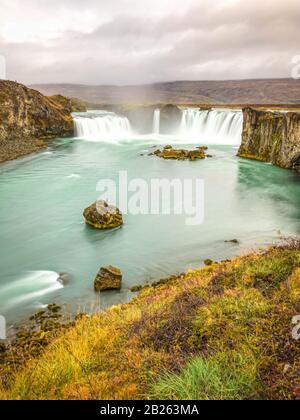 Cascata di Godafoss in Islanda lunga esposizione durante la caduta Foto Stock