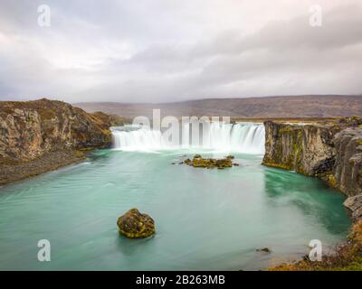 Cascata di Godafoss in Islanda lunga esposizione durante il tempo piovoso in autunno Foto Stock