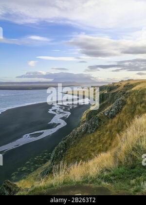 Formazione rocciosa Hvitserkur in Islanda scogliere accanto alla vista e spiagge nere Foto Stock