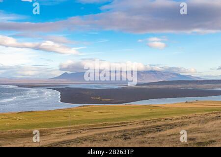 Formazione rocciosa Hvitserkur nella baia dell'Islanda accanto alla vista con le spiagge nere panoramiche Foto Stock