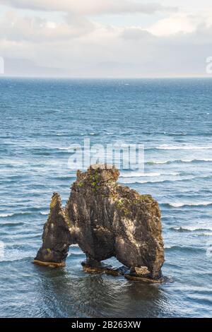 Formazione rocciosa Hvitserkur in Islanda che si erge fuori dall'Oceano Atlantico freddo Foto Stock