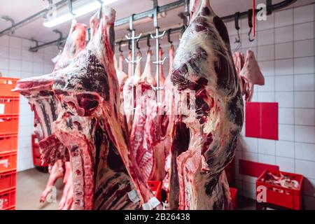 Pezzi di carne di manzo nel macello di macelleria Foto Stock