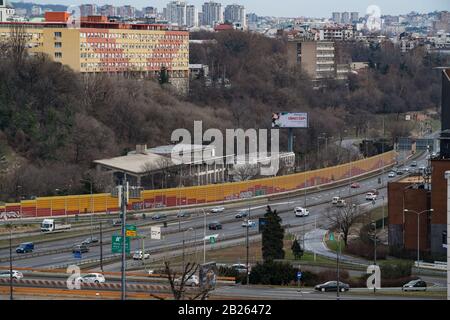 Autostrada di Belgrado, Serbia, luce trafic a Bulevar Franse d'Eperea, vicino al dipartimento di pronto soccorso Foto Stock