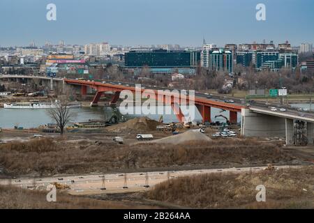 Costruzione di edifici sulla riva del fiume Sava nel centro della città, vicino al ponte della gazzella (gazela). Confluenza del fiume Sava nel Danubio Foto Stock