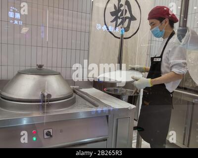 I giovani chef cinesi stanno facendo una gastronomia tradizionale a mano Foto Stock