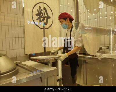 I giovani chef cinesi stanno facendo una gastronomia tradizionale a mano Foto Stock