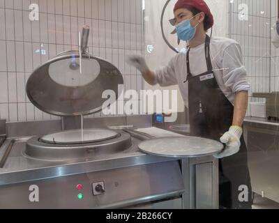 I giovani chef cinesi stanno facendo una gastronomia tradizionale a mano Foto Stock