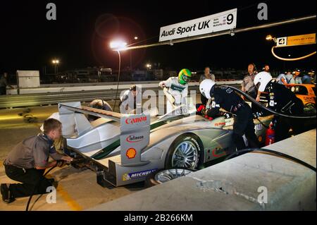 Night Pit Stop all'Audi UK Pits nella gara di 12 ore di Sebring 2003 Foto Stock