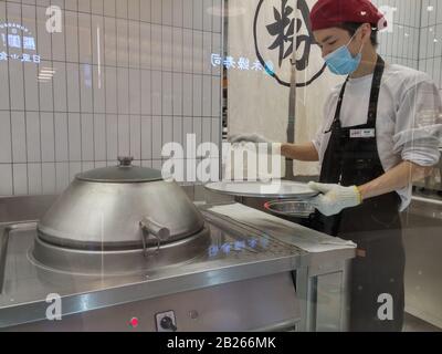 I giovani chef cinesi stanno facendo una gastronomia tradizionale a mano Foto Stock