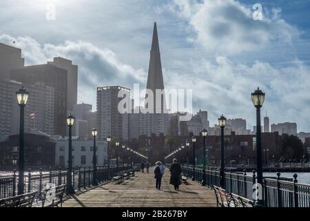 Stati Uniti, California, San Francisco, edificio Piramide e molo Foto Stock