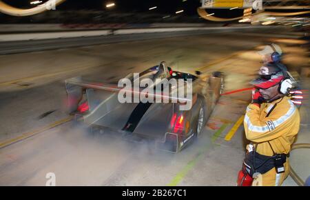 Night Pit Stop all'Audi UK Pits nella gara di 12 ore di Sebring 2003 Foto Stock