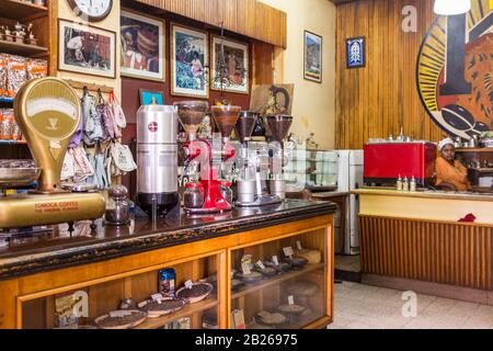 Tomoca cafe ad Addis Abeba, Etiopia Foto Stock