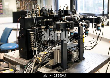Apparecchiatura elettronica in un laboratorio di fisica Foto Stock